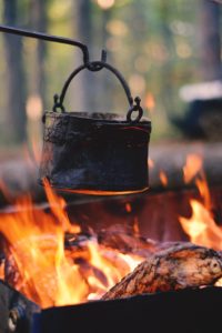 Kamp ateşinde çay 
